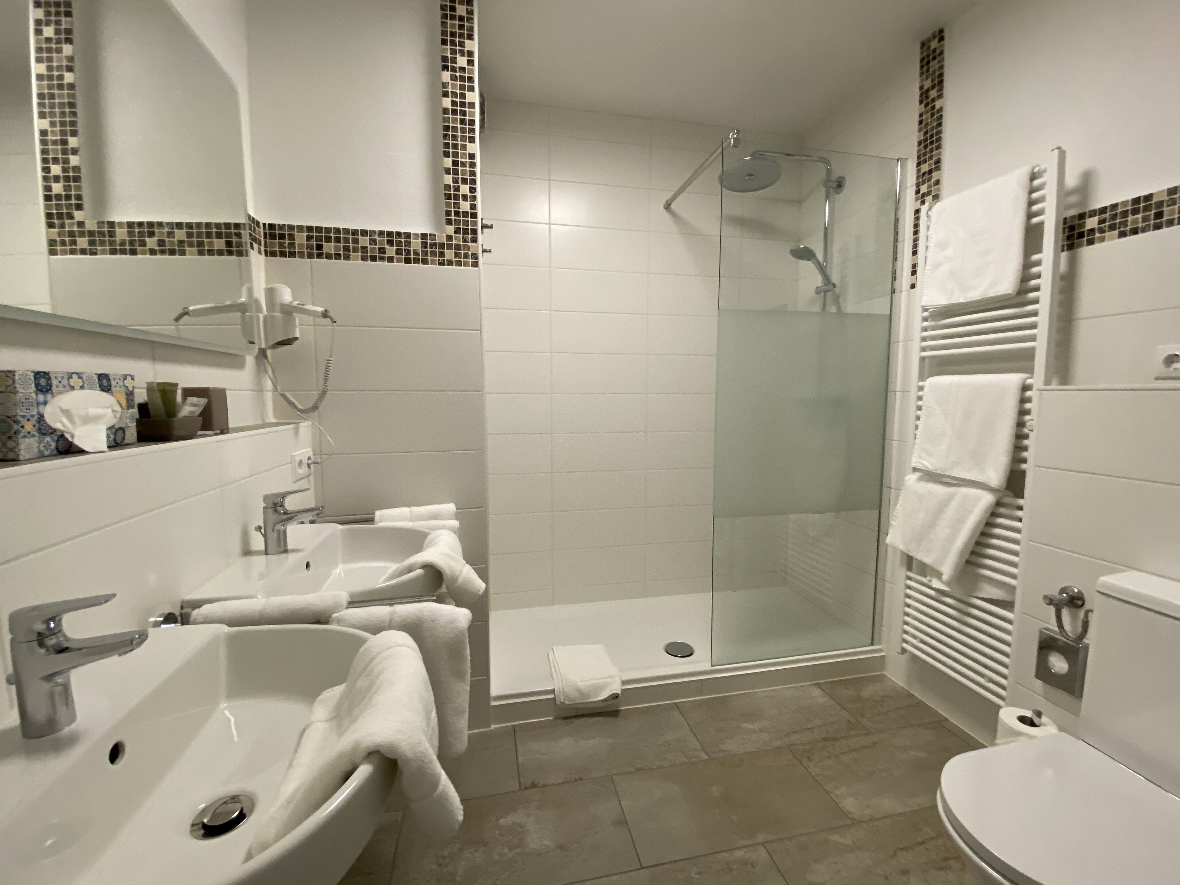 Artículos de tocador gratuitos, secador de pelo, batas, pantuflas