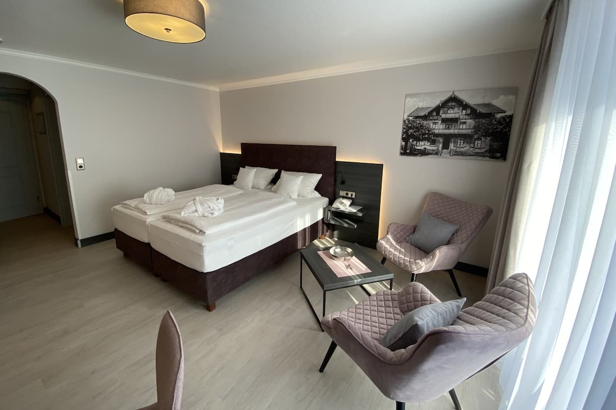 Standard Double Room, Non Smoking | Peralatan tempat tidur hipoalergenik, peti besi dalam bilik