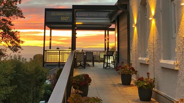A terrace with a sunset view, outdoor seating, and potted plants. -  Hotel Ritter Badenweiler (Badenweiler)