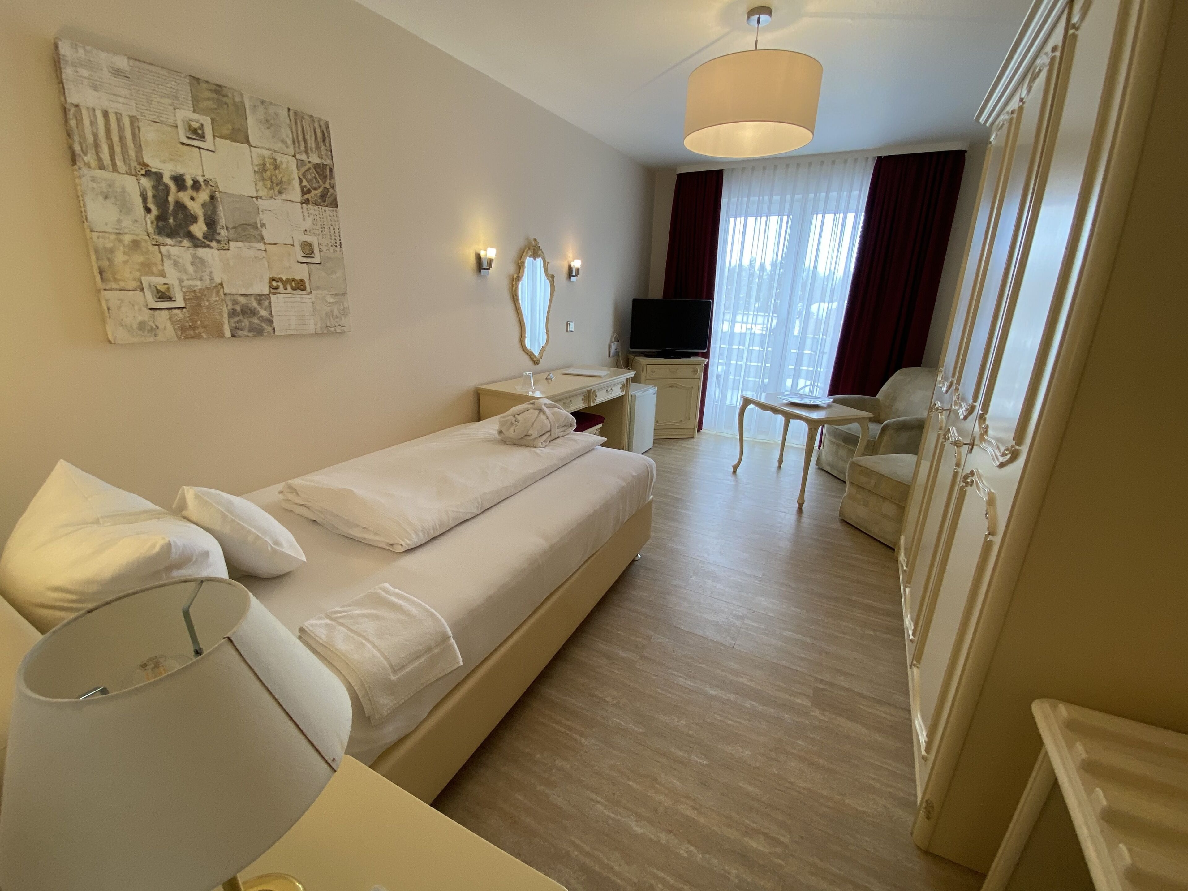 superior single room, non smoking | hypo-allergenic bedding, in-room safe, individually decorated, desk