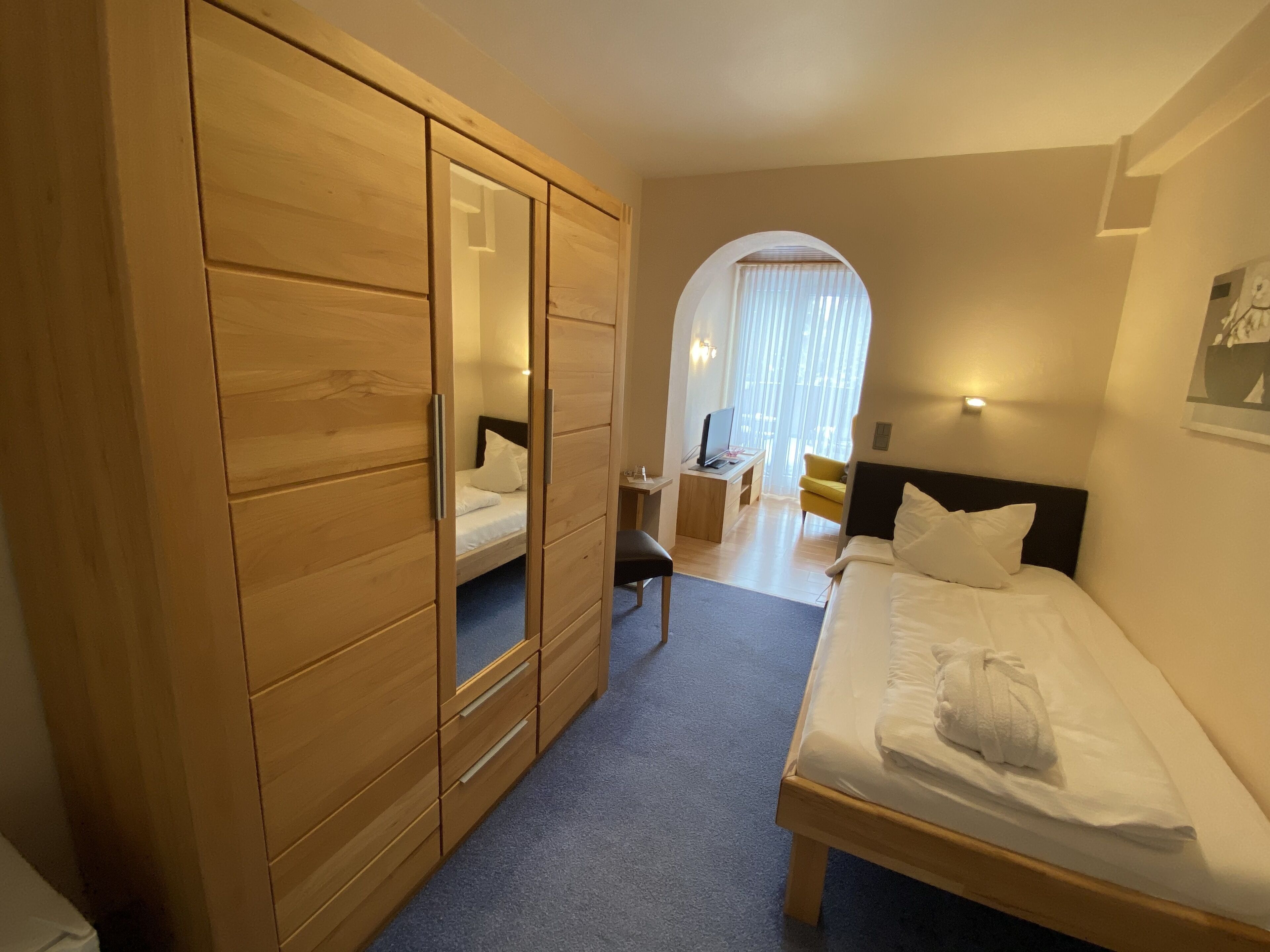 standard single room, non smoking | living area | flat-screen tv