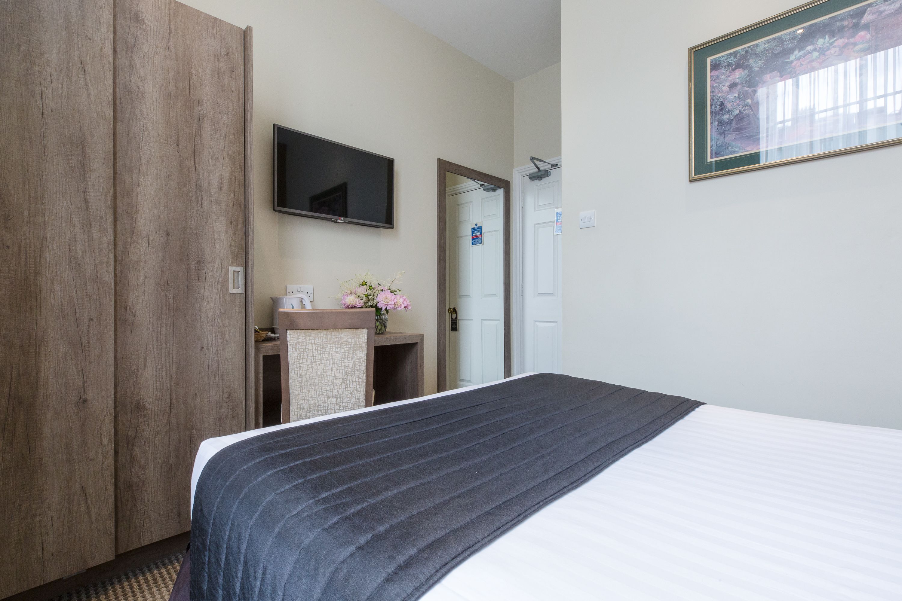 standard double room, 1 double bed | desk, blackout curtains, iron/ironing board, free wifi