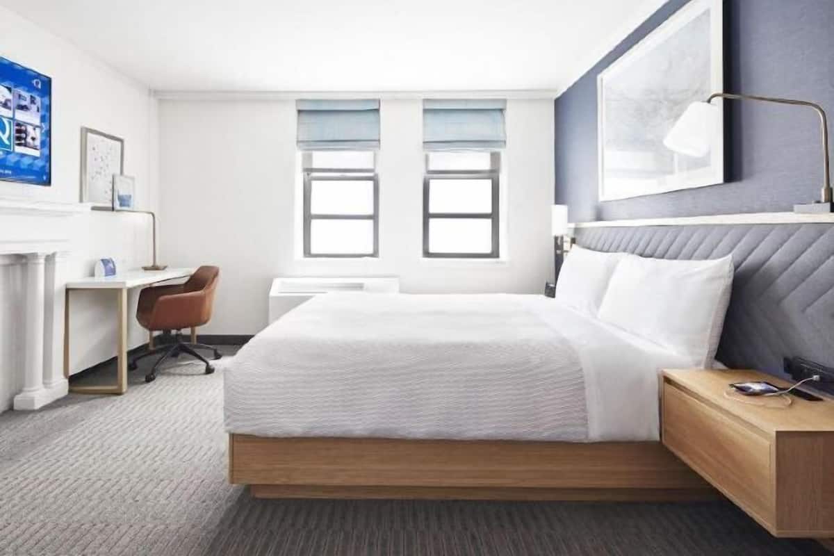 Ylelliset vuodevaatteet, työpöytä