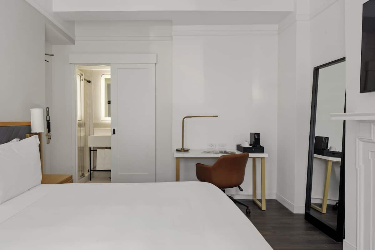 Phòng Tiêu chuẩn, 1 giường cỡ king (Newly Renovated) | Bộ đồ giường cao cấp, bàn, khu vực làm việc phù hợp cho laptop 