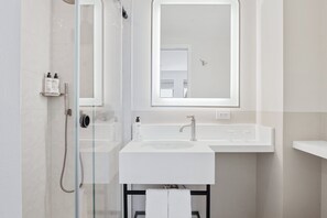 Ducha, secador de pelo, toallas, jabón