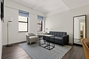 套房 (One Room) | 高档床上用品、办公桌、笔记本电脑工作区、免费 WiFi