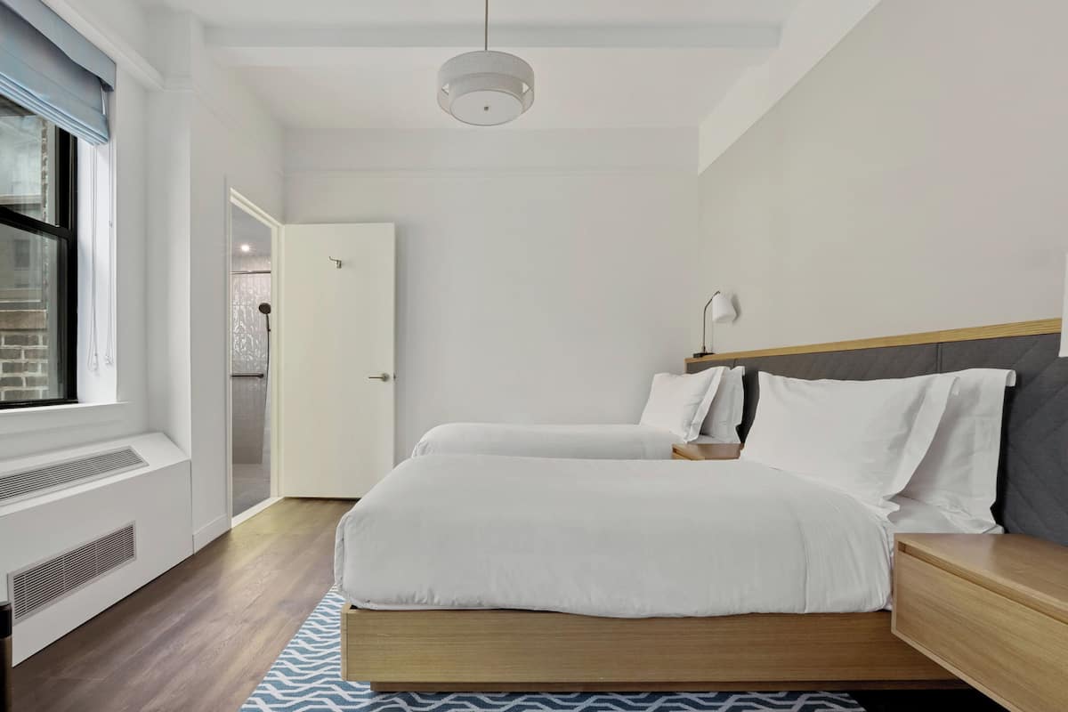 Phòng 2 giường đơn Tiêu chuẩn (Newly Renovated) | Bộ đồ giường cao cấp, bàn, khu vực làm việc phù hợp cho laptop 