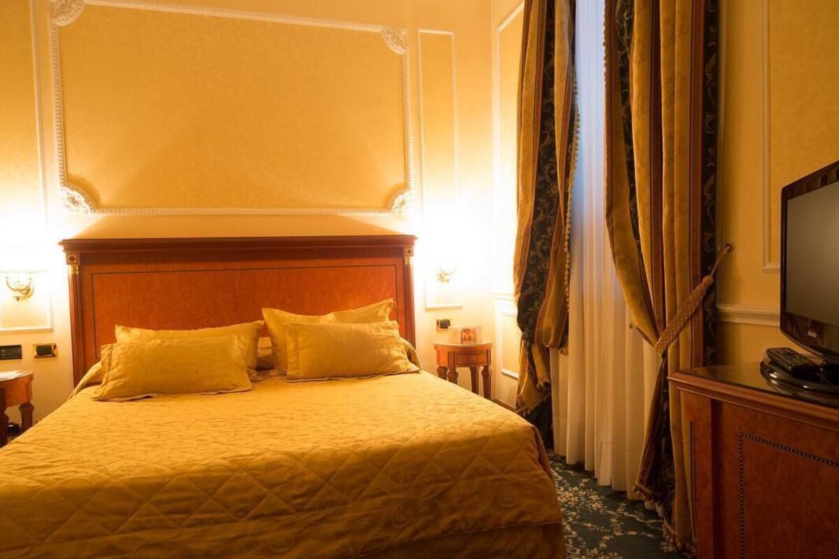 Minibar, coffre-fort, bureau, rideaux d’obscurcissement