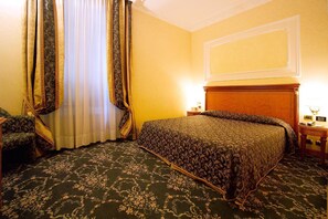 Minibar, coffres-forts dans les chambres, bureau, rideaux occultants