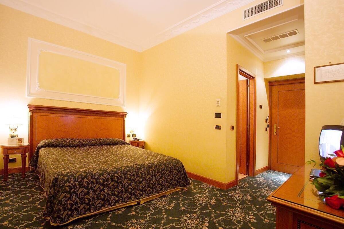 Minibar, caja de seguridad en la habitación y escritorio 