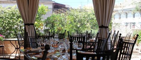 Minibar, coffres-forts dans les chambres, bureau, rideaux occultants