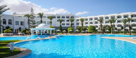 Piscine couverte, piscine extérieure, parasols de plage, chaises longues