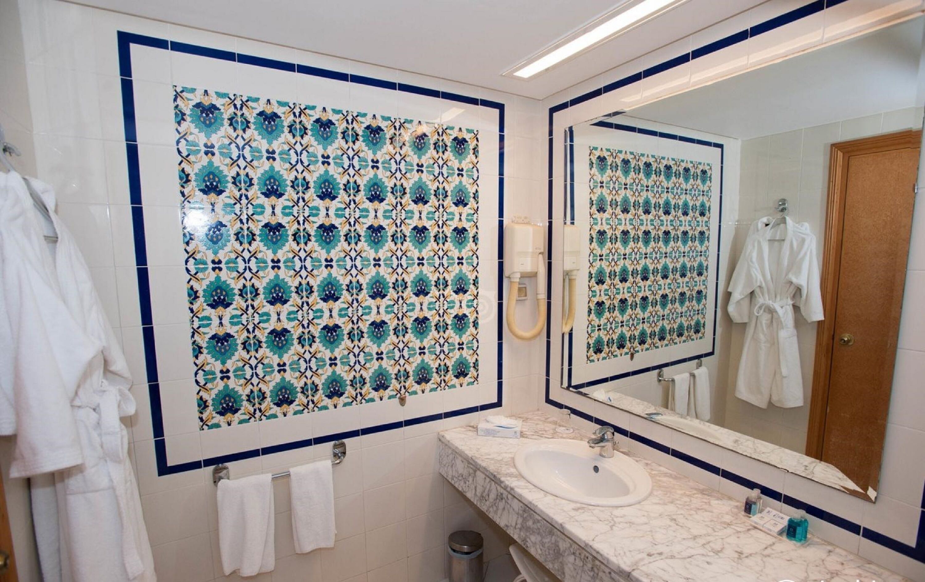 combined shower/bathtub, free toiletries, hair dryer, towels