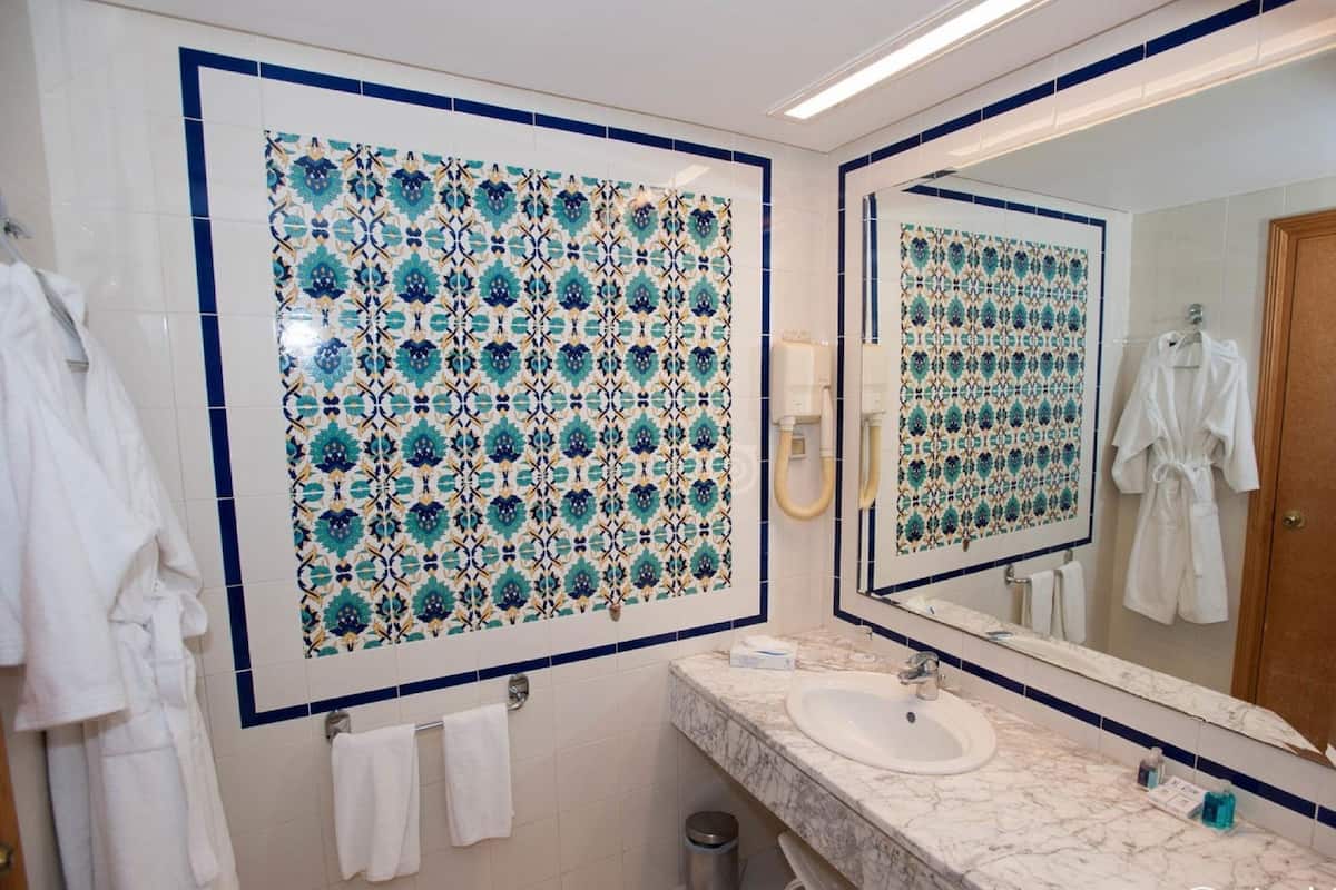 combined shower/bathtub, free toiletries, hair dryer, towels