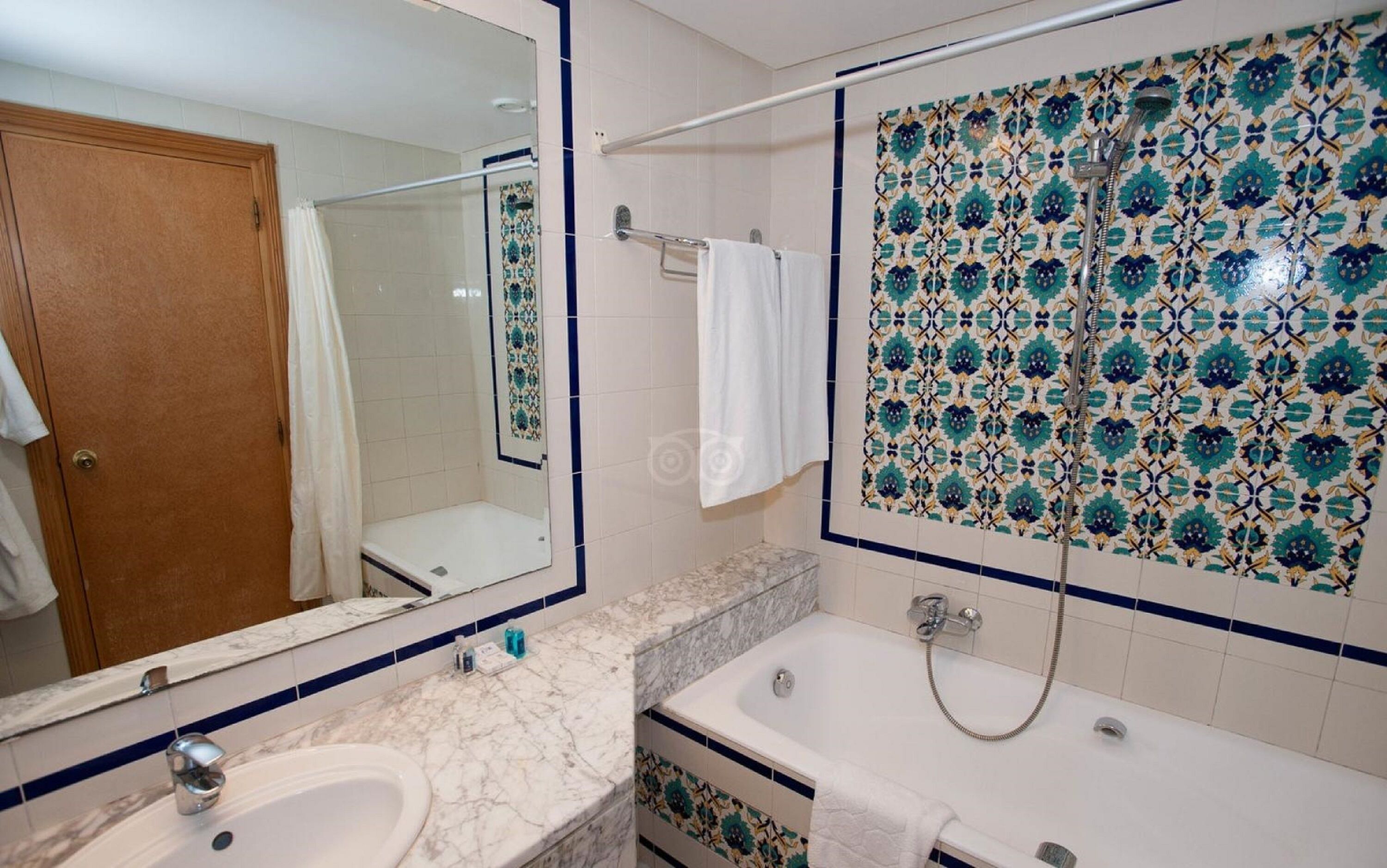 combined shower/bathtub, free toiletries, hair dryer, towels