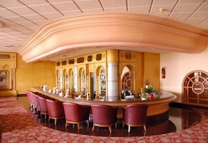 3 bares/lounges, bar ao lado da piscina