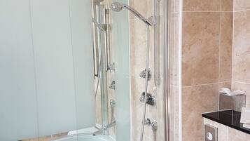 Articles de toilette de luxe, sĂšche-cheveux, serviettes fournies