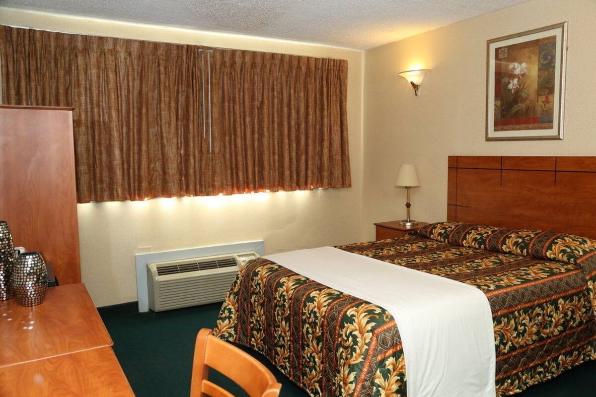 Hypo-allergenic bedding, in-room safe, blackout curtains