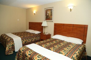 Quarto standard, 2 camas Queen | Roupas de cama antialérgicas, cofres nos quartos, cortinas blackout