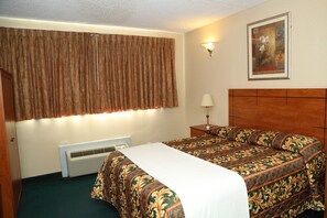 Standard Room, 1 Queen Bed | Hypo-allergenic bedding, in-room safe, blackout drapes