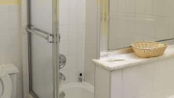 Combined shower/bathtub, deep-soaking bathtub, free toiletries