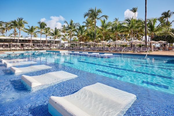 2 outdoor pools, pool umbrellas, sun loungers