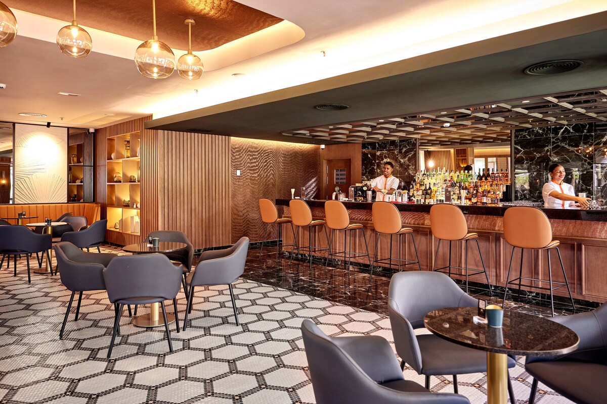 7 bars/lounges, swim-up bar