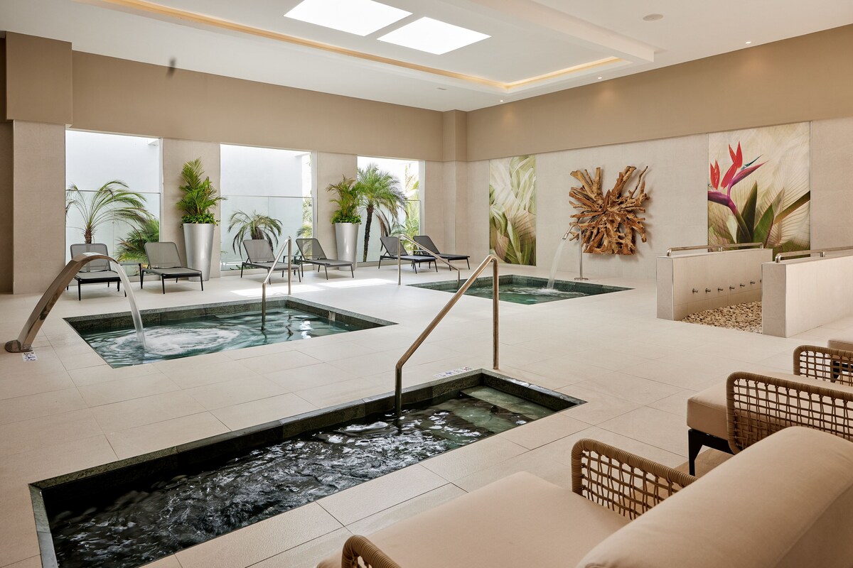 Indoor spa tub