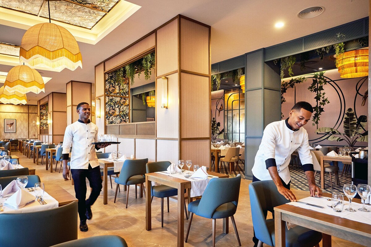 6 restaurants, breakfast, lunch, dinner served; Japanese cuisine