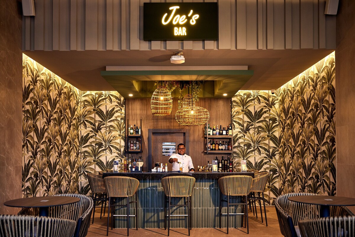 7 bars/lounges, swim-up bar