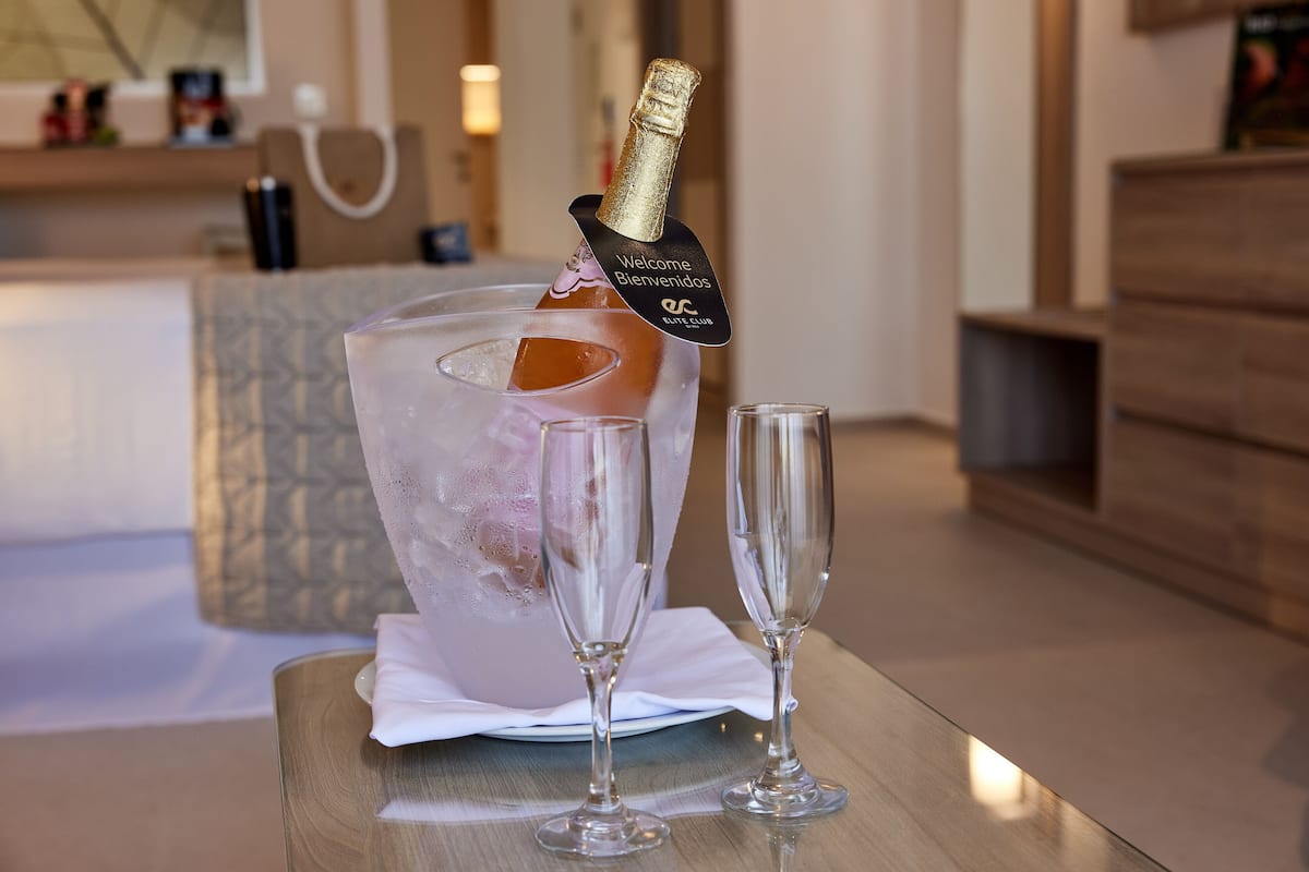 1 habitación y artículos del minibar gratis