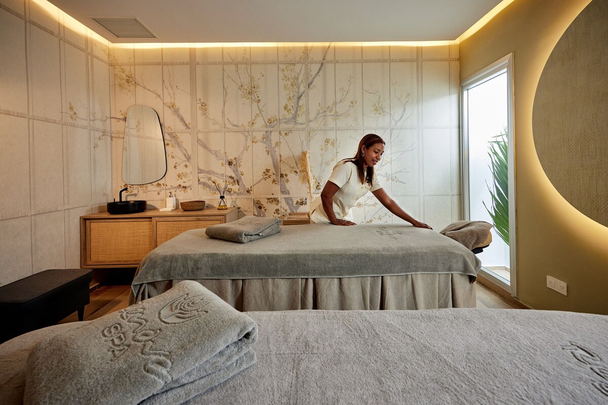 Sauna, spa tub, steam room, body treatments, aromatherapy