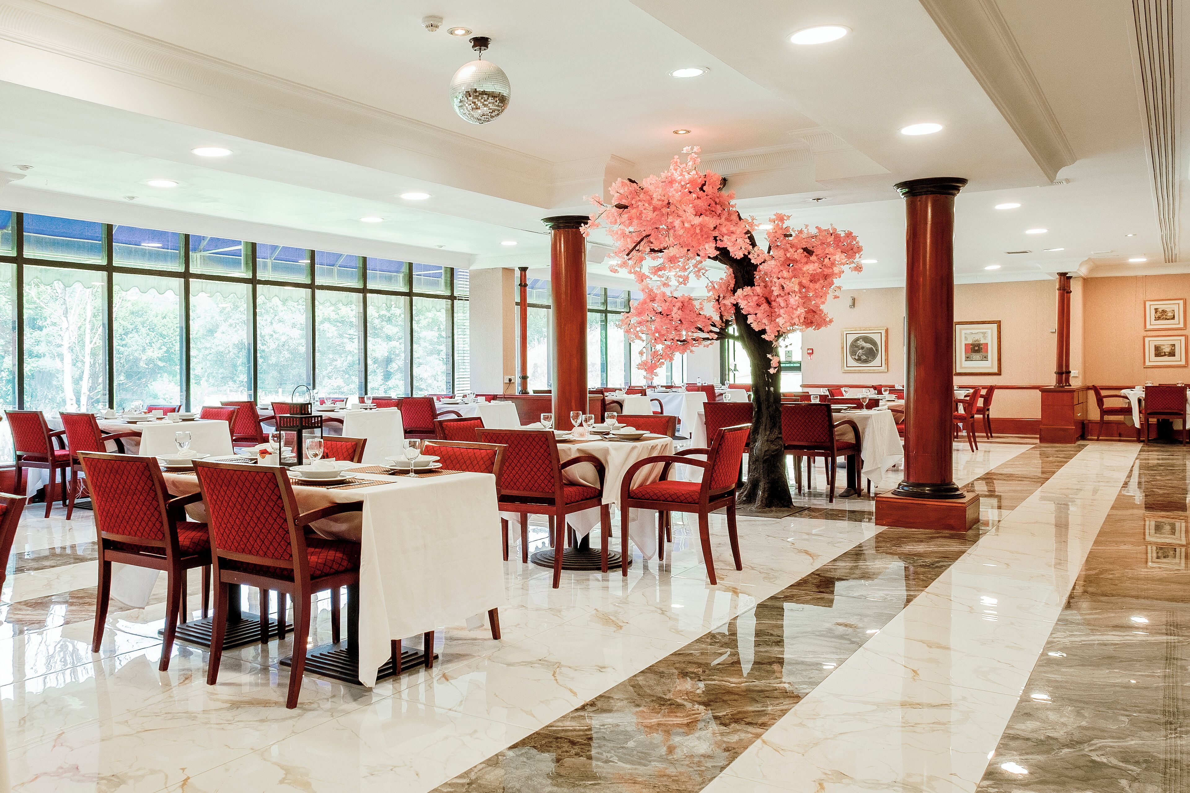 Petit déjeuner et dîner servis sur place