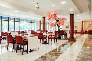 Phục vụ bữa sáng và bữa tối 