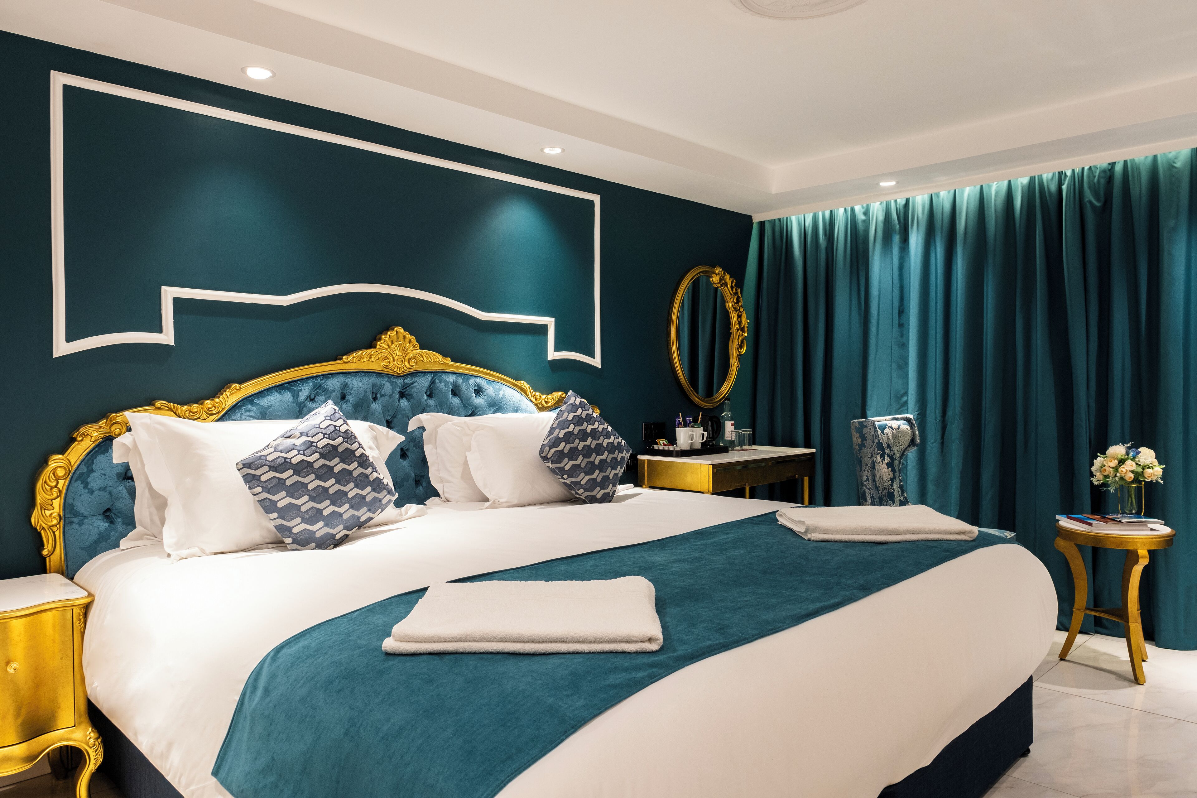 Bureau, rideaux occultants, fer et planche à repasser, Wi-Fi gratuit