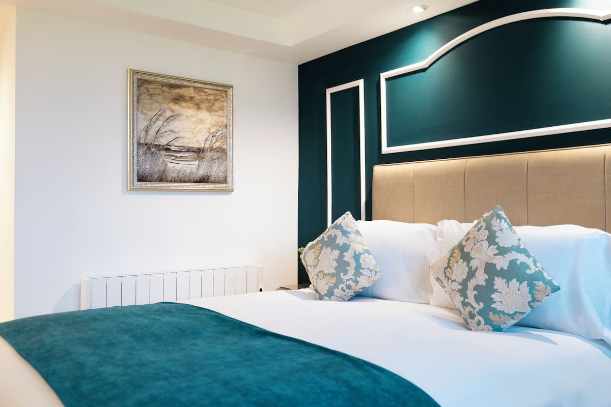 Classic Double Room | Desk, blackout drapes, iron/ironing board