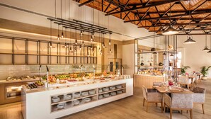 2 か所のレストラン : 朝食、ランチ、ディナーに営業