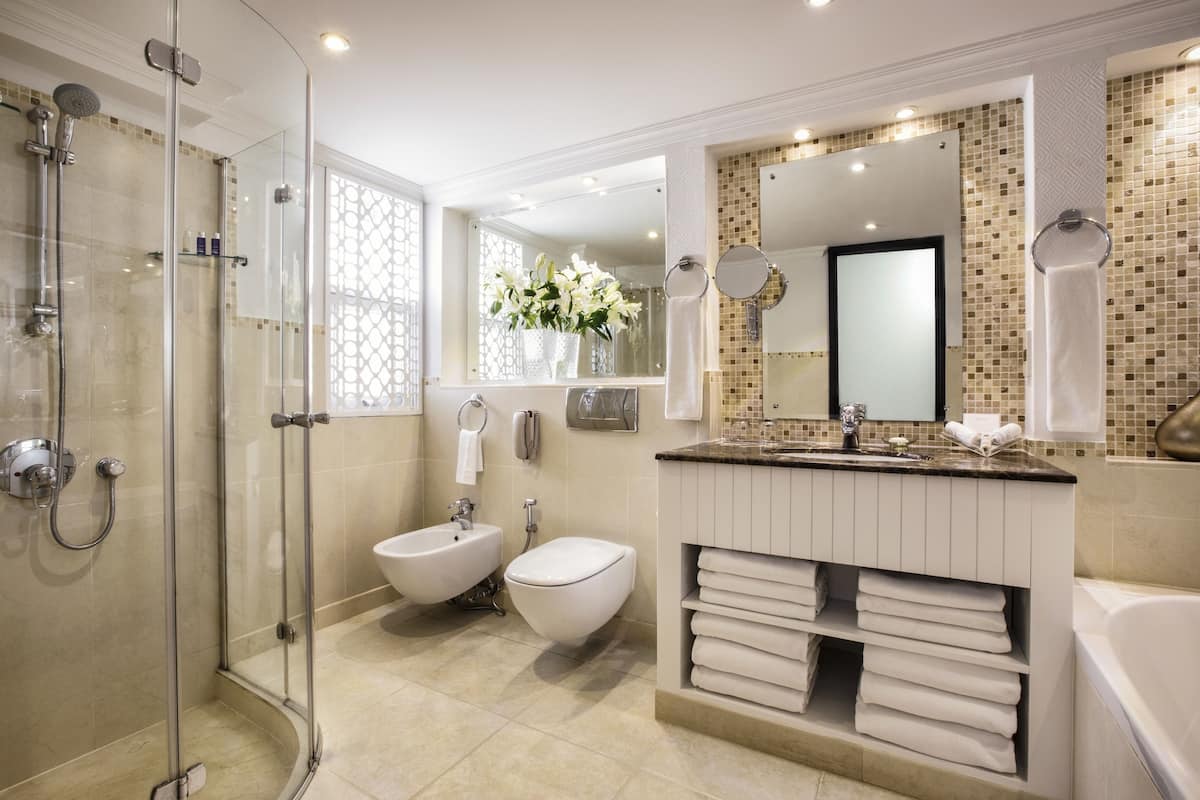 separate bathtub and shower, deep-soaking bathtub