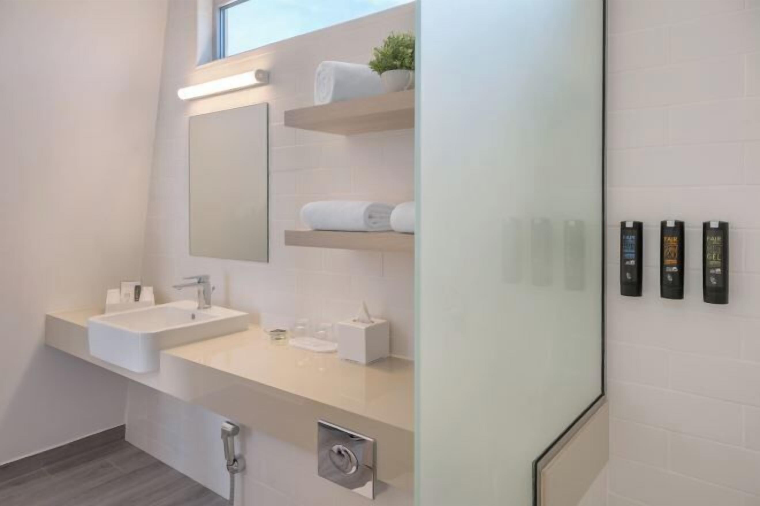 Separate bathtub and shower, deep-soaking bathtub