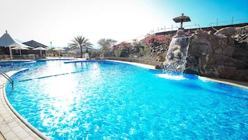 2 ulkouima-allasta avoinna 8.00–20.00, aurinkovarjoja, aurinkotuoleja