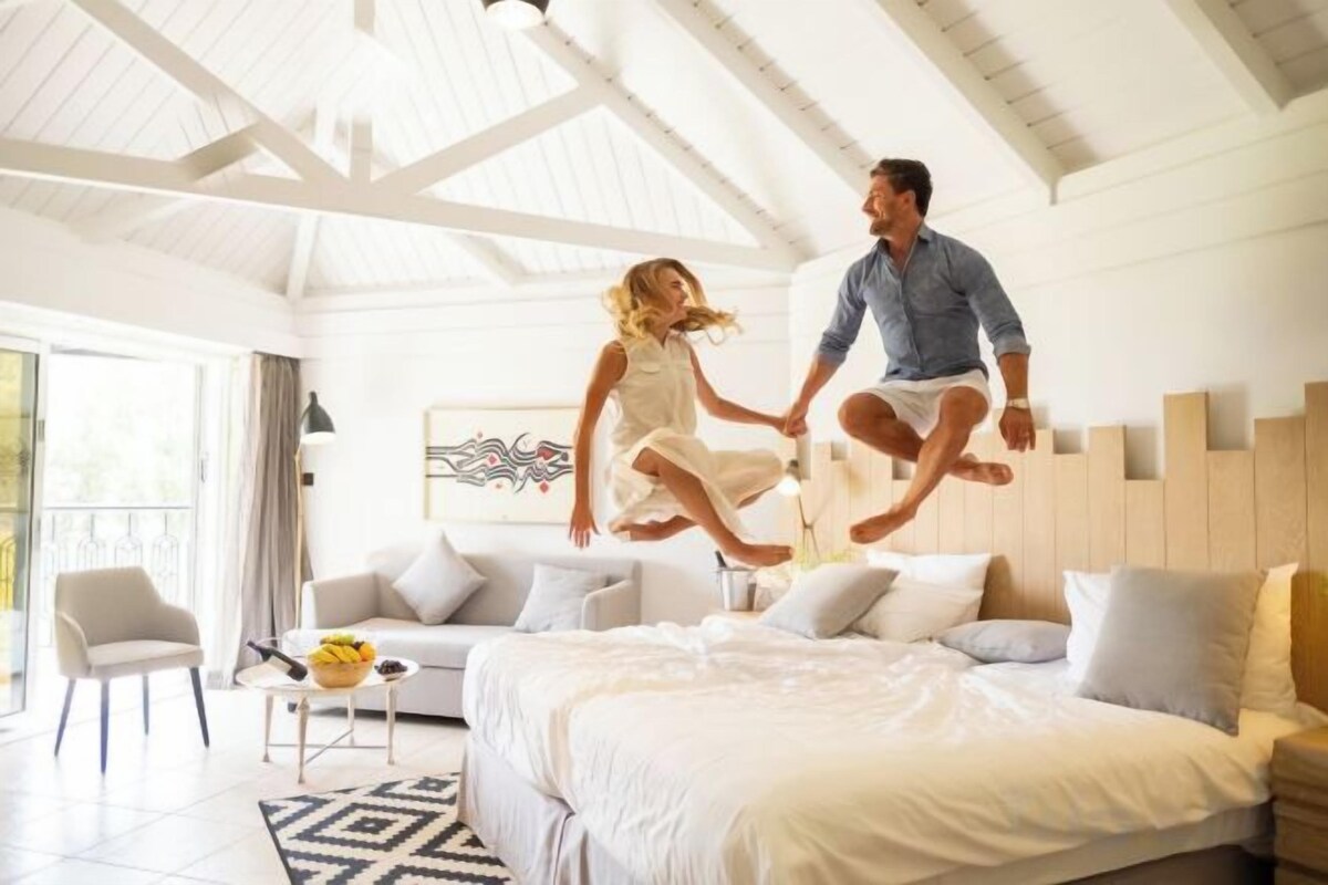 Premium bedding, down comforters, minibar, in-room safe