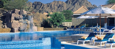 2 utomhuspooler, öppet 08.00 till 20.00, parasoller och solstolar