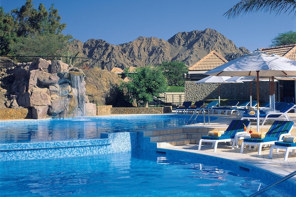 2 piscine all'aperto, ombrelloni da piscina, lettini