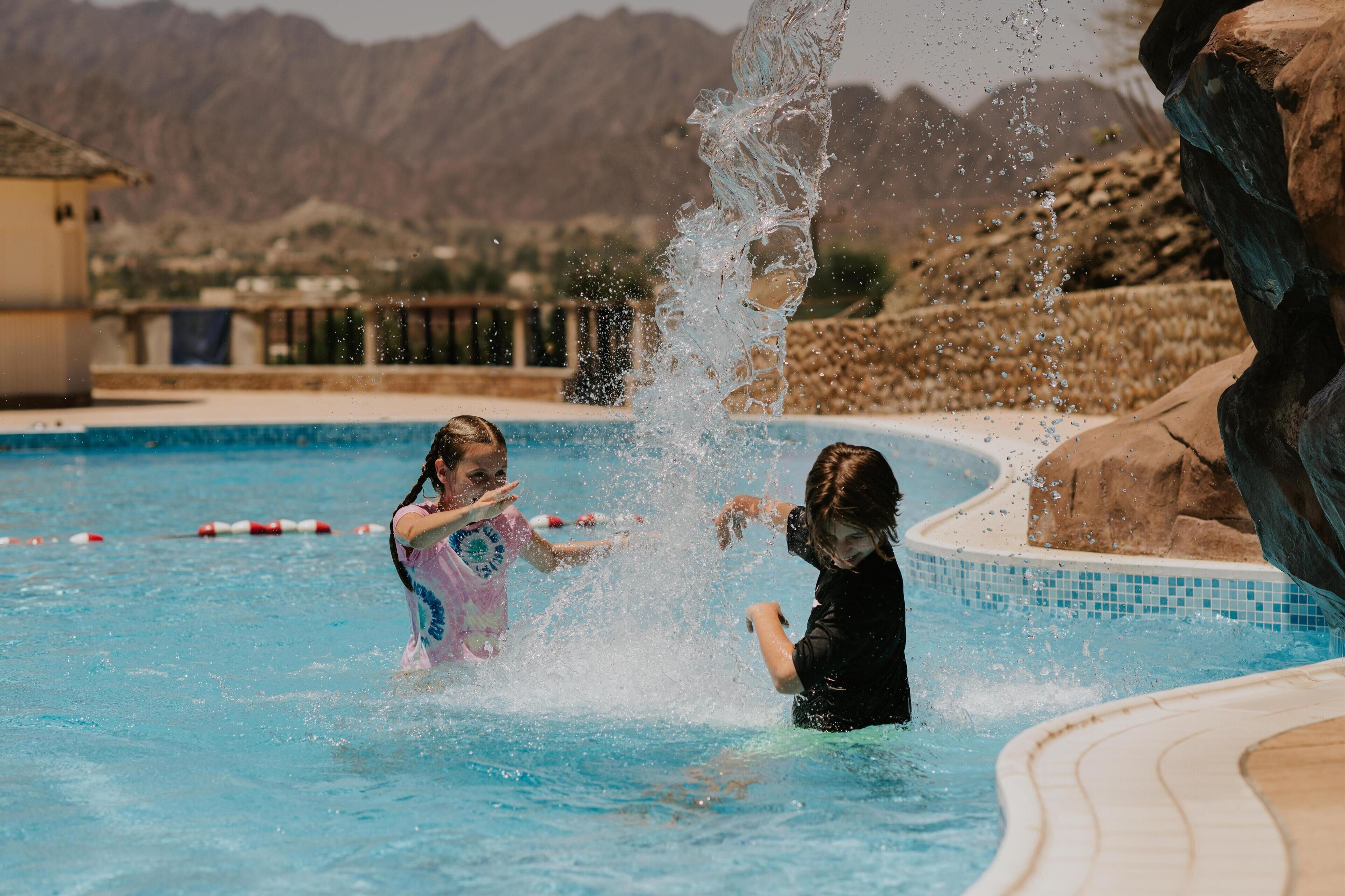 2 piscinas al aire libre, sombrillas, sillones reclinables de piscina