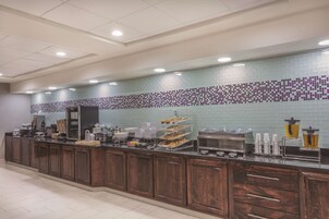 Café da manhã com buffet grátis todos os dias
