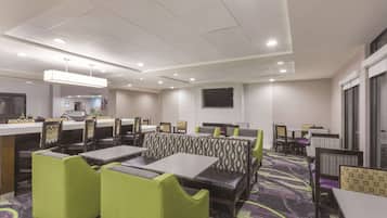 Café da manhã com buffet grátis todos os dias