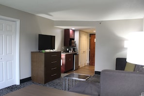 Suite, 1 habitación, para no fumadores (1 King Bed) | Área de sala de estar | Televisión de pantalla plana 