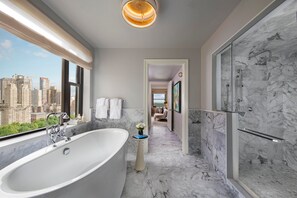 Tina con regadera, amenidades de baño de diseñador, secadora de cabello 