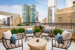 Down comforters, memory foam beds, minibar, in-room safe - JW Marriott Essex House New York (New York)