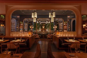 Breakfast, lunch, dinner served; American cuisine  - JW Marriott Essex House New York (New York)